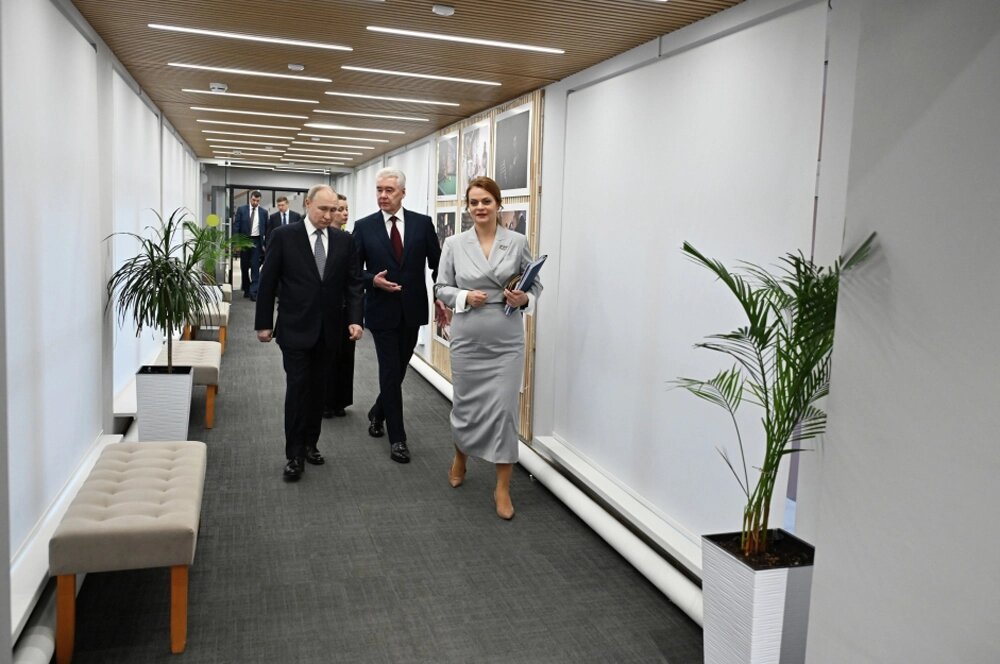    Президент Владимир Путин, мэр Москвы Сергей Собянин (в центре) и заместитель министра обороны РФ, председатель фонда Фото: РИА Новости/ Владимир Новиков