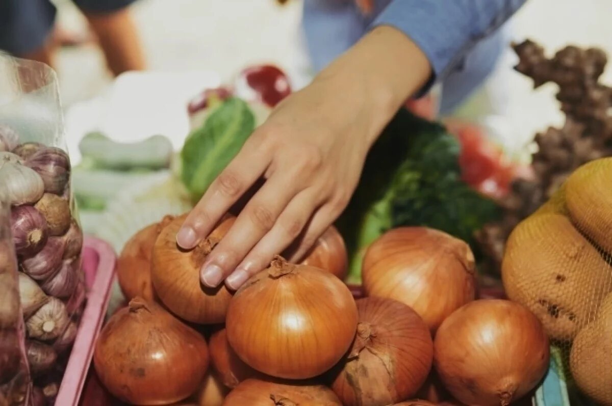    Ростовчанам, снимающим луковую шелуху в магазинах, может грозить штраф