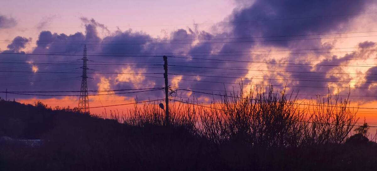 Вчерашний закат. Внизу под оранжевым немного моря.