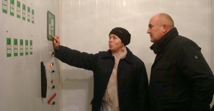 Специалисты показывают секретную кнопку / фото: Vostok.Today