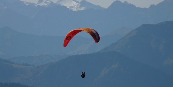 Валерий Леонтьев в известной песне тоже надеялся, что дельтаплан сможет решить все проблемы / фото: pxhere.com