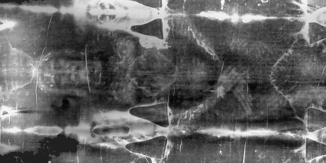 Туринская плащаница - это та самая ткань в которую было завернуто тело Иисуса Христа перед воскресением?