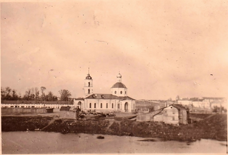 Река Великая. Вид на Троицкий собор и торговую площадь. 1941-1944 гг. Источник: https://vk.com/wall-180528117_82731