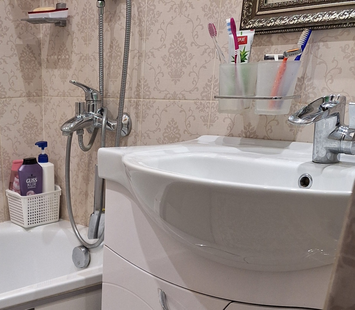 Над ванной отдельный смеситель