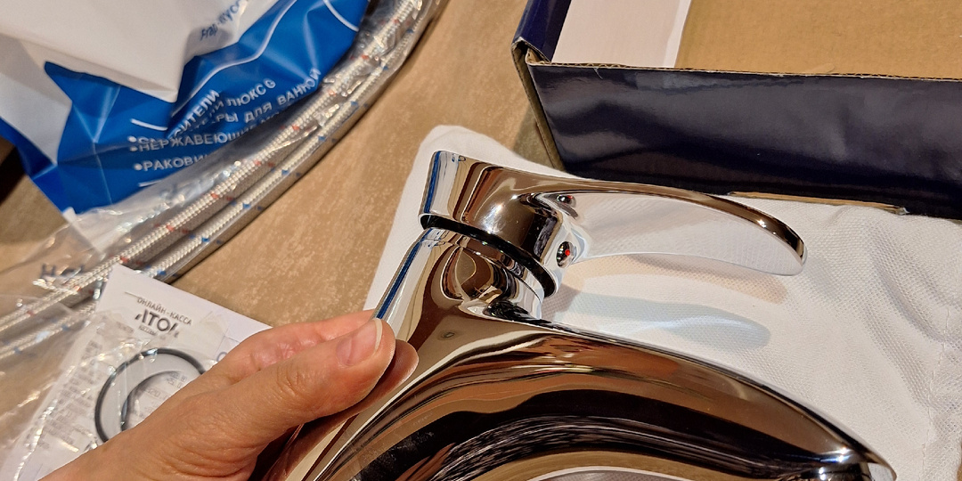 Поменяли смеситель. Работа сантехника стоила 2500 руб.