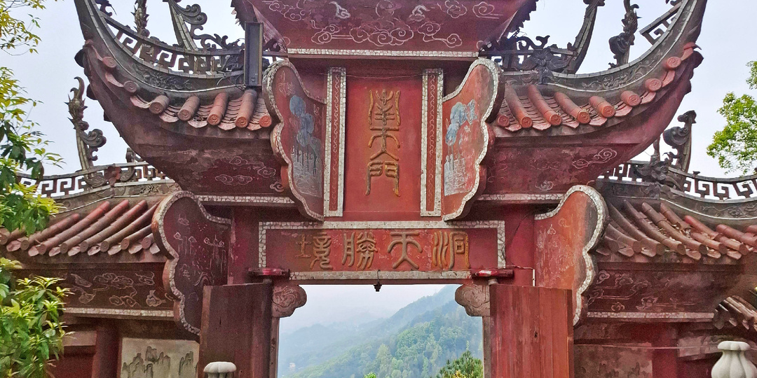 Едете в Чунцин, обязательно внесите в маршрут храмы на горе Тушань