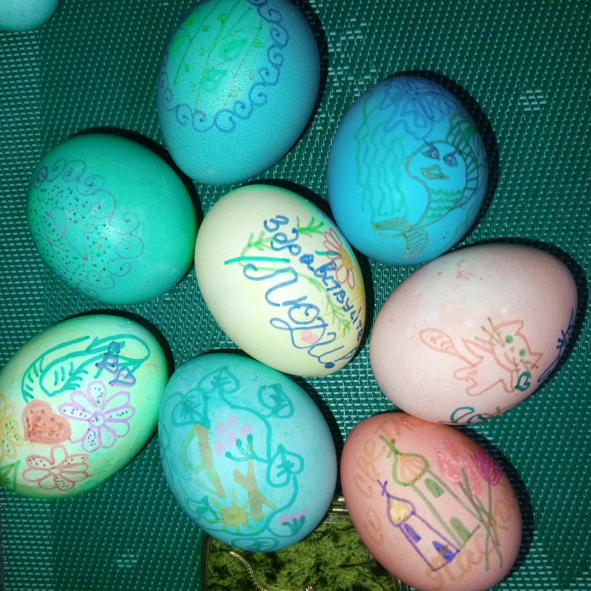 Бледные , кое- как разрисованные яйца. Фото автора Свободный поселенец