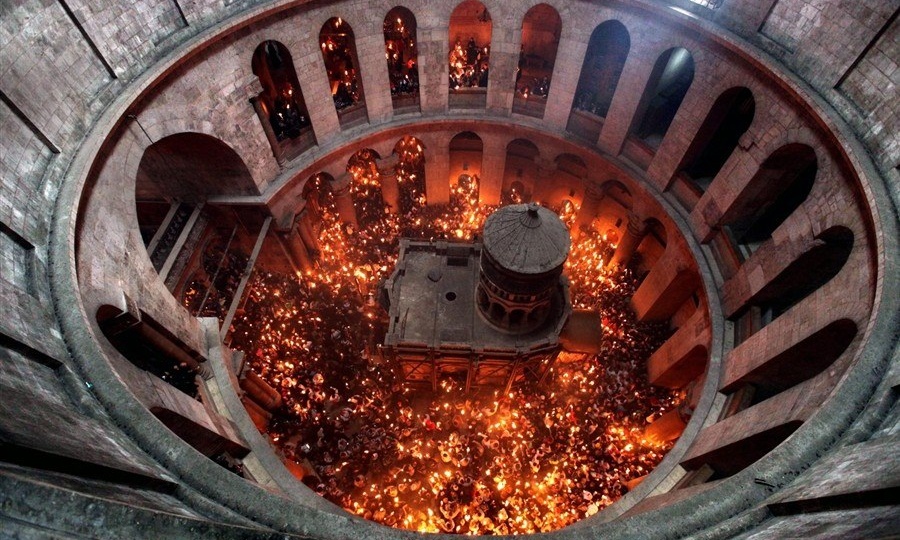 Схождение Благодатного огня в Храме Гроба Господня в Иерусалиме