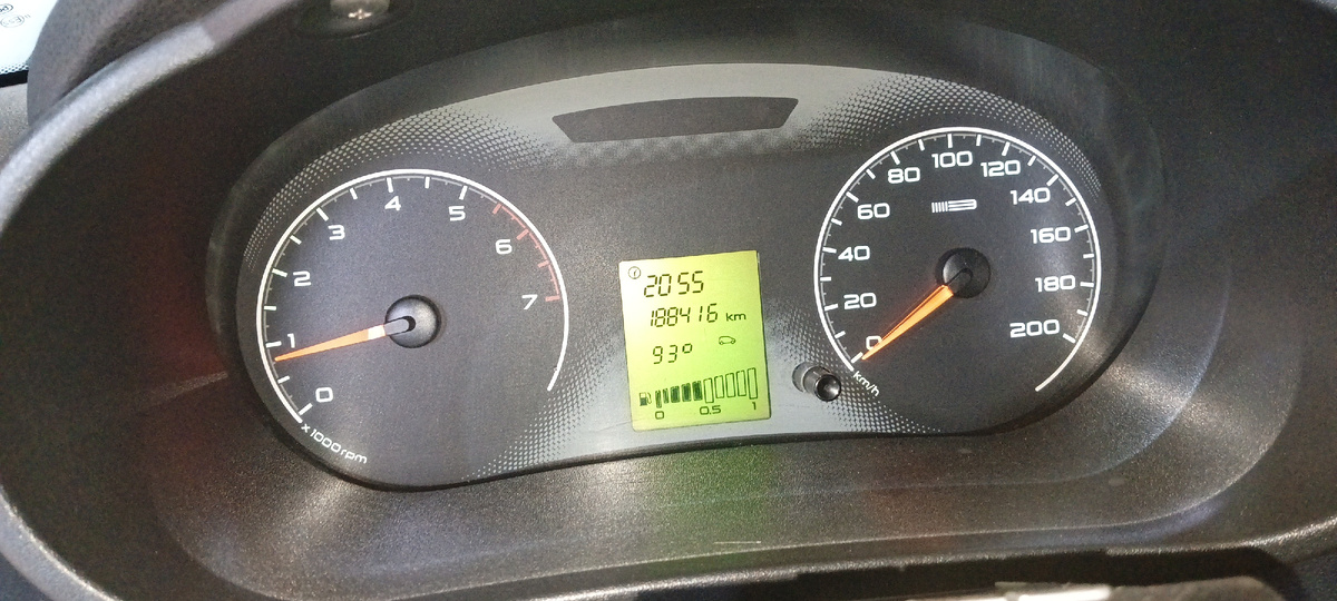 Пока идёт прогрев двигателя вы можете открутить болтики которые фиксируют катушки 