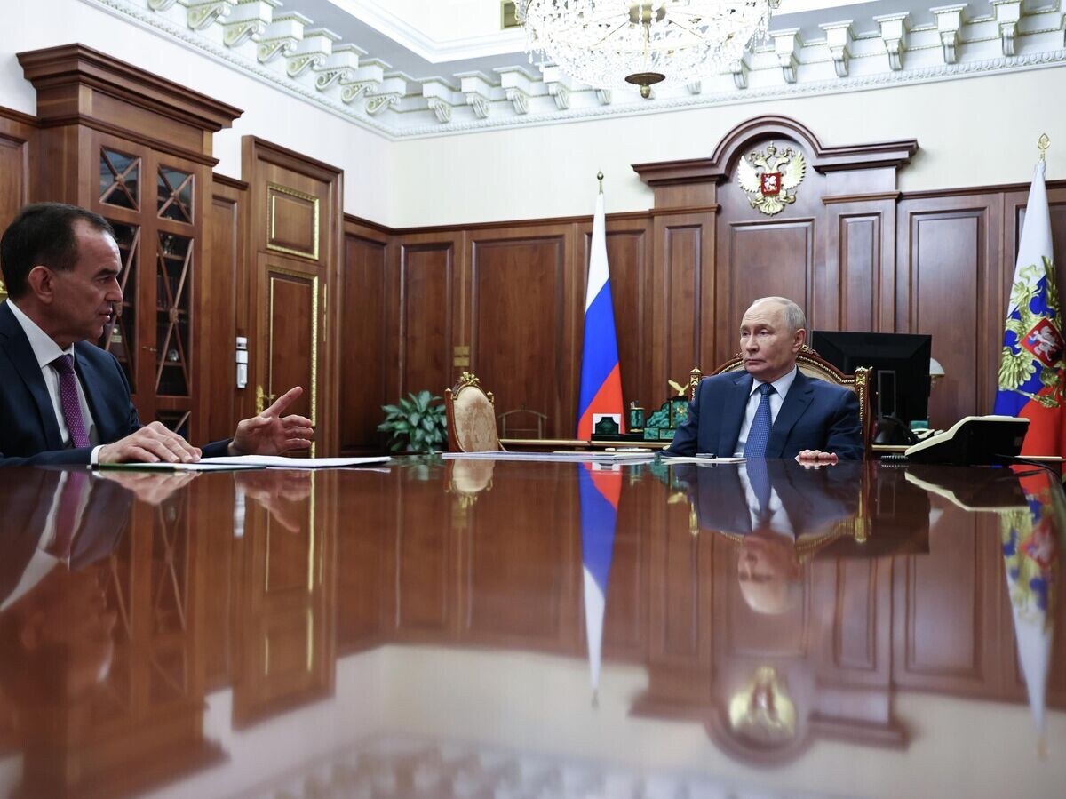    Президент РФ Владимир Путин и губернатор Краснодарского края Вениамин Кондратьев во время встречи | © РИА Новости / POOL