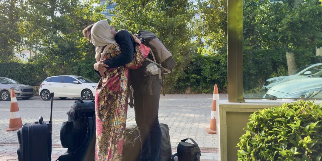 На свадьбе сын назвал мать-зечку бомжихой… А едва она взяла микрофон, сваты оцепенели»