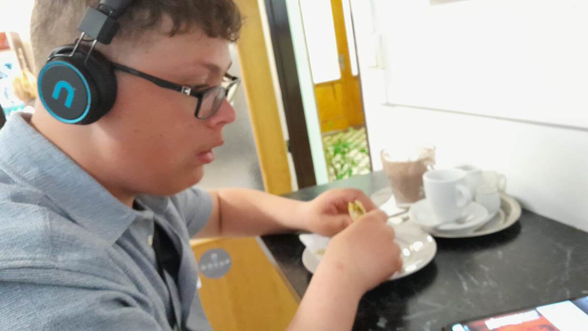 фото мужа: передышка между экзамена в школьном бистро