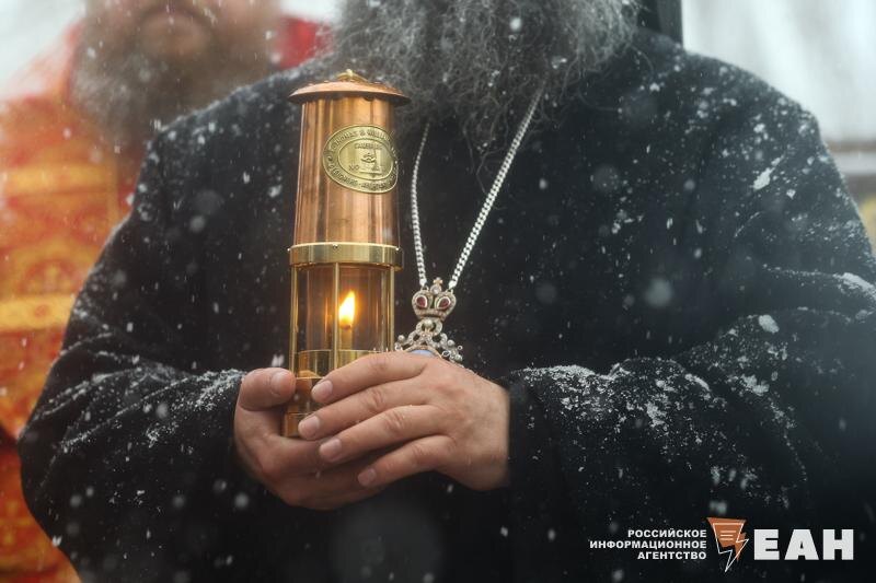    ЕАН. Епископ держит в руках благодатный огонь