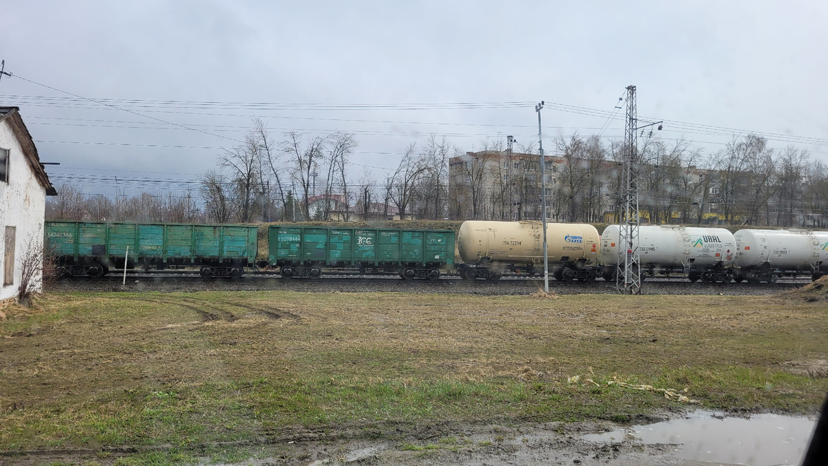 Пропускаем товарный состав.