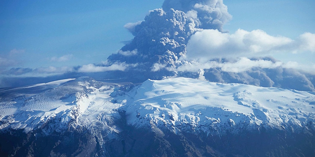 14 апреля — извержение вулкана Эйяфьятлайокудль