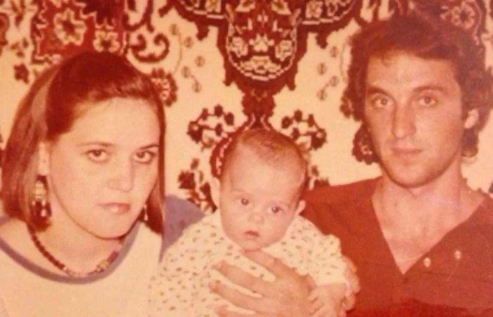    Маленькая Юлия Ефременкова в окружении родителей.