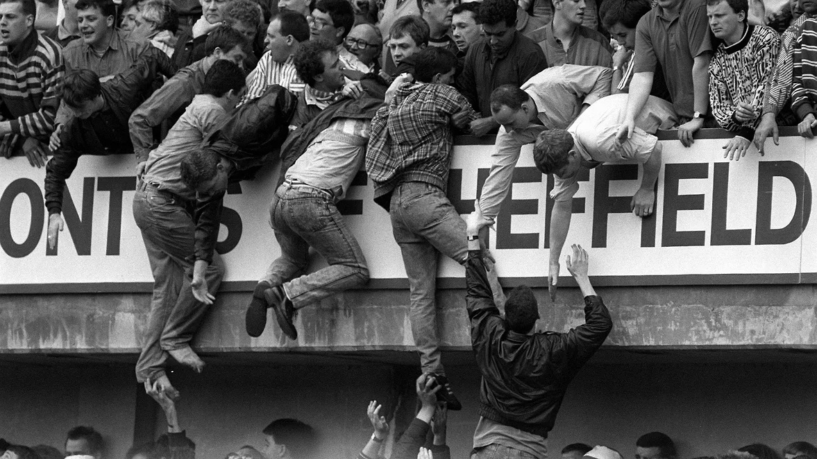 Болельщики «Ливерпуля» карабкаются на верхние трибуны, чтобы выбраться из давки