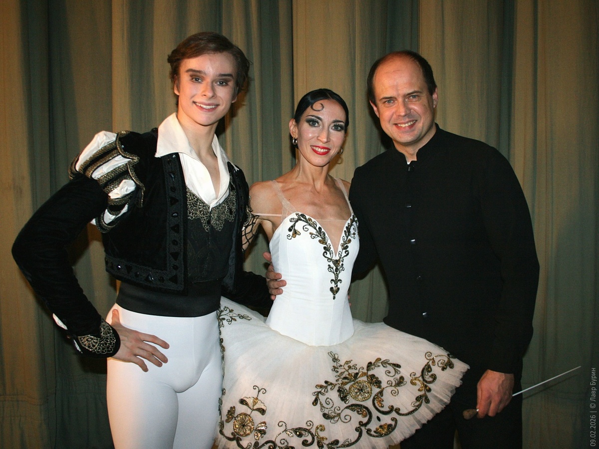 Виктория Терешкина, Алексей Ороховски и Арсений Шупляков после спектакля "Дон Кихот" памяти Владимира Шклярова. Мариинский театр. 09.02.2026г. Источник фото: Общество любителей Мариинского театра, vk.com.