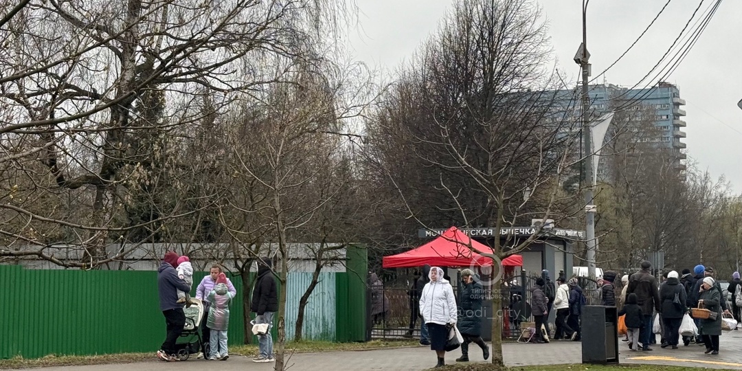 Город ожил, несмотря на хмурую погоду: сотни верующих потянулись к храмам освятить пасхальные куличи и яйца