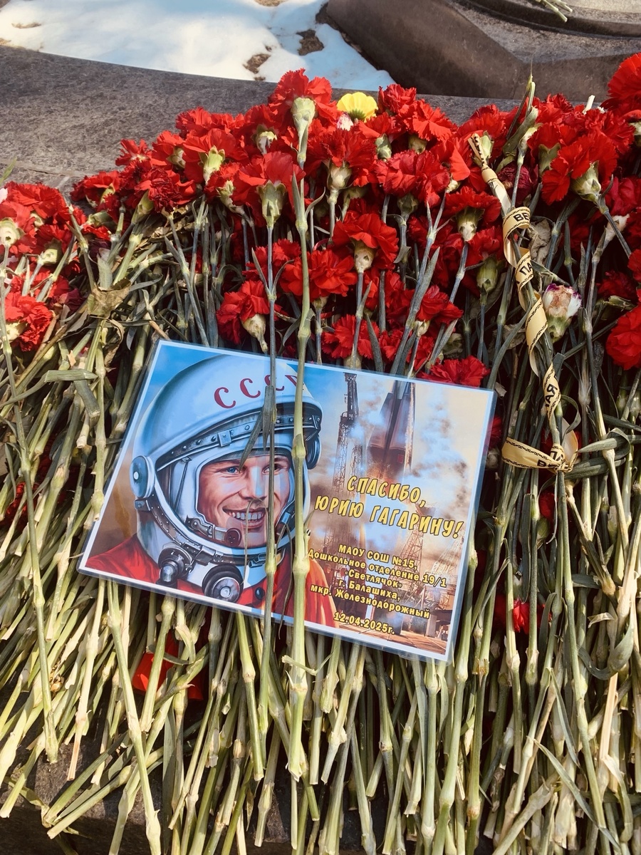 На место гибели первого космонтавта до сих пор несут цветы