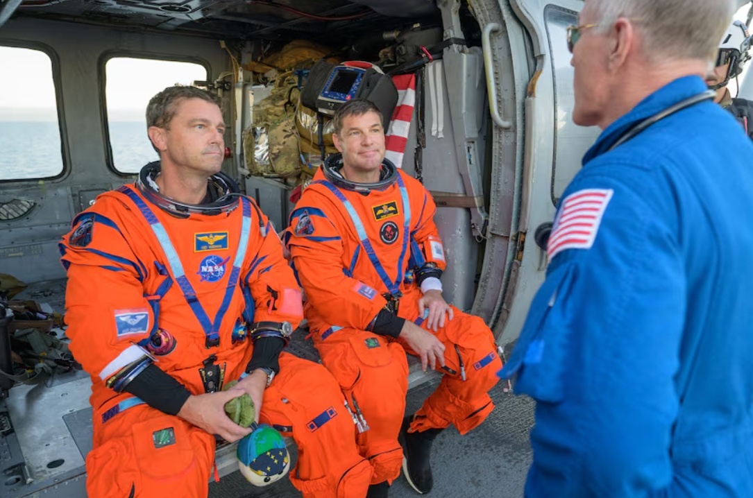 Рид Уайзмен и Джереми Хансен в вертолете, уже севшем на борт спасательного корабля.