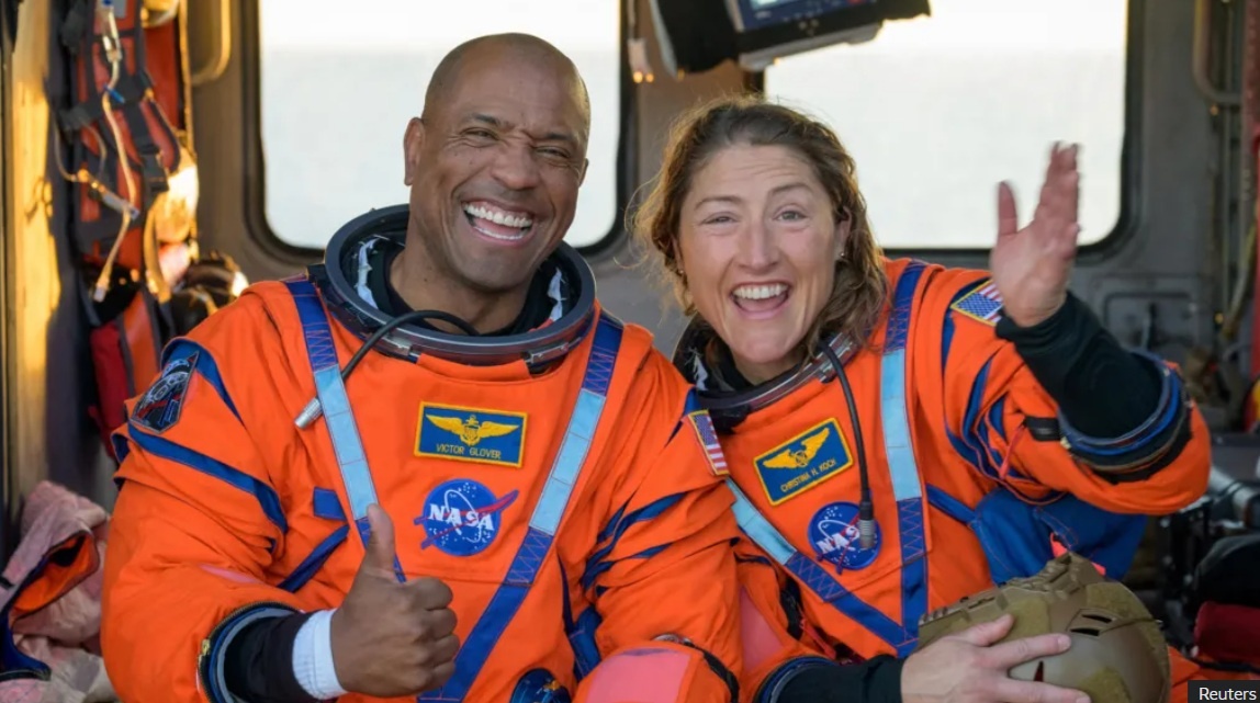 Виктор Гловер и Кристина Кох внутри спасательного вертолета.