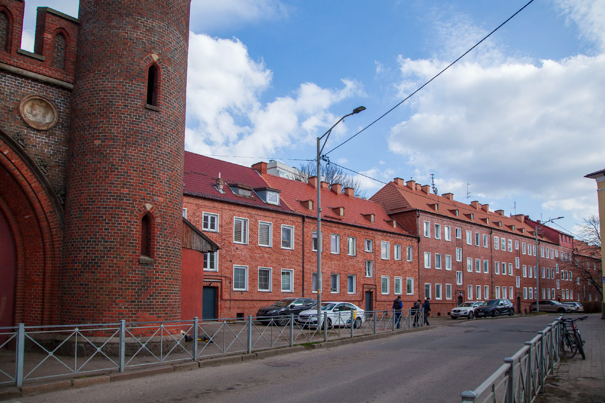 Жилые дома примыкающие к Закхаймским воротам приглашают пройти дальше, к Преголе. Раньше здесь был второй оборонительный вал