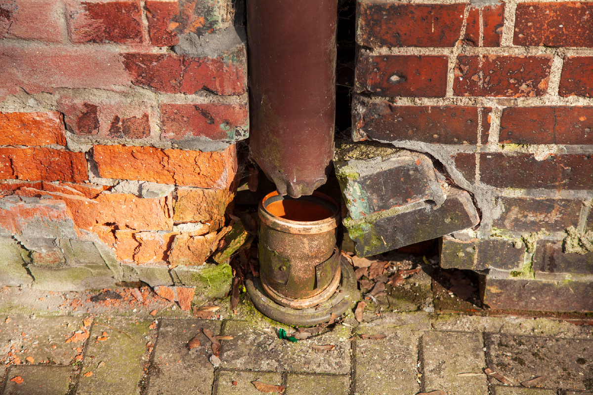 В старых домах ливнёвая канализация была смонтирована под землёй. В этом месте коммуникации действуют