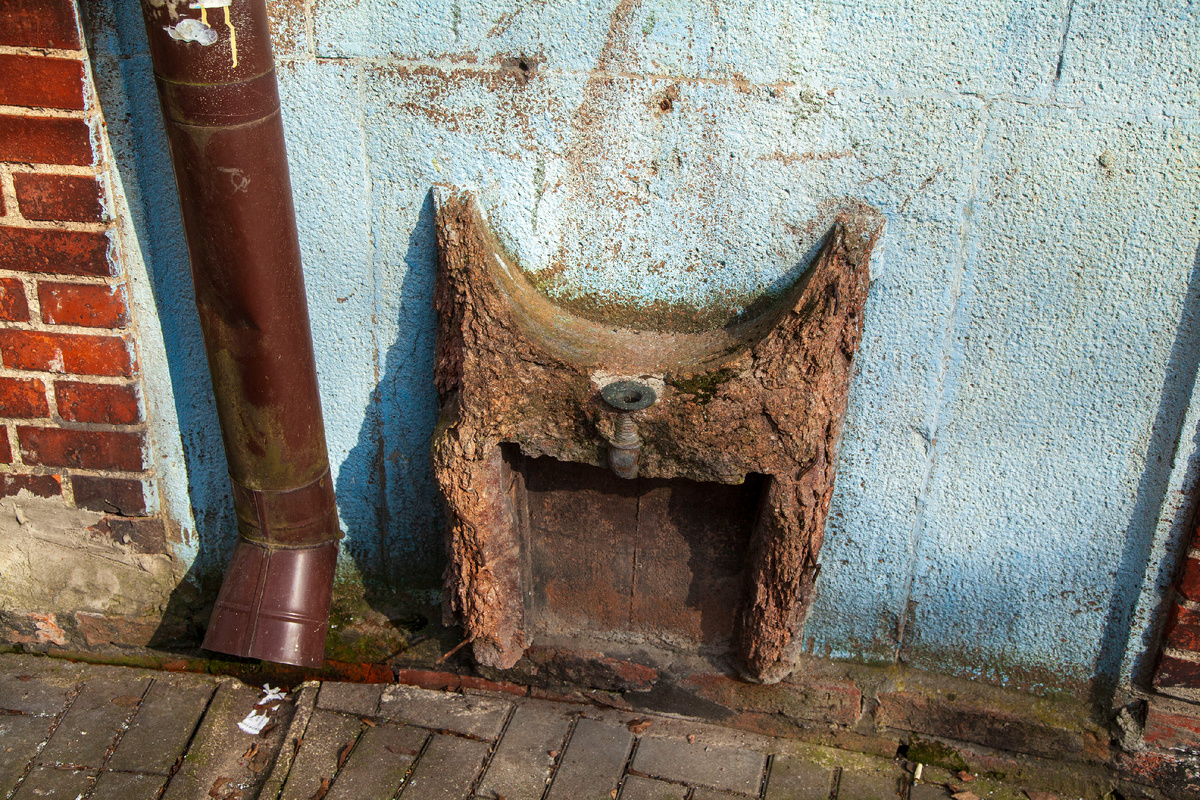 Поскольку дома старые, и построены в те времена, когда основным видом транспорта были конные экипажи, были предусмотрены поилки для лошадей