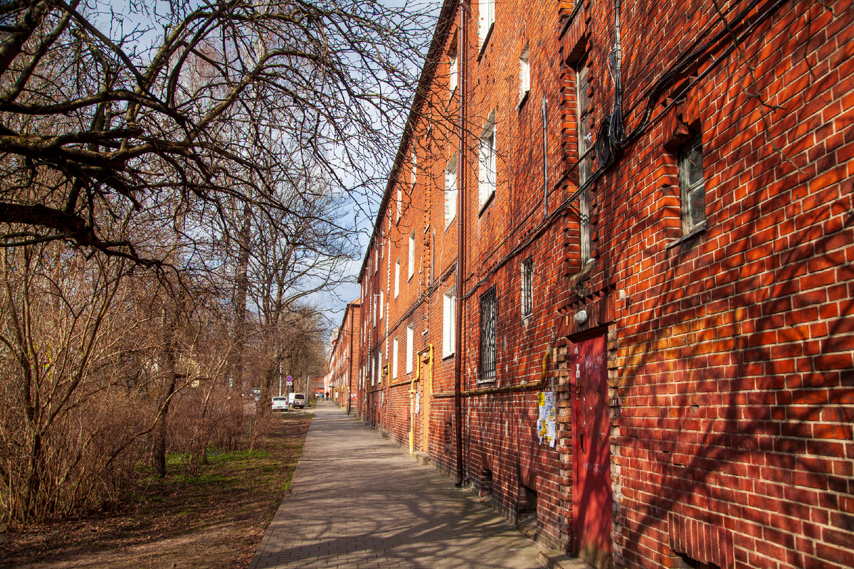 Вид со стороны реки Преголи. Красный кирпич, листики только прорезаются, видна вся красота кирпичных домов