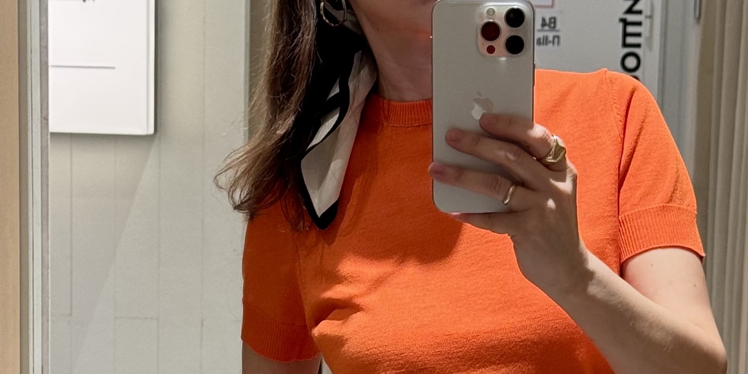 Новинки весны 2026 в Maag, Vilet, Ecru:как носить футболку цвета спелого абрикоса,топ в горошек и джинсы буткат.