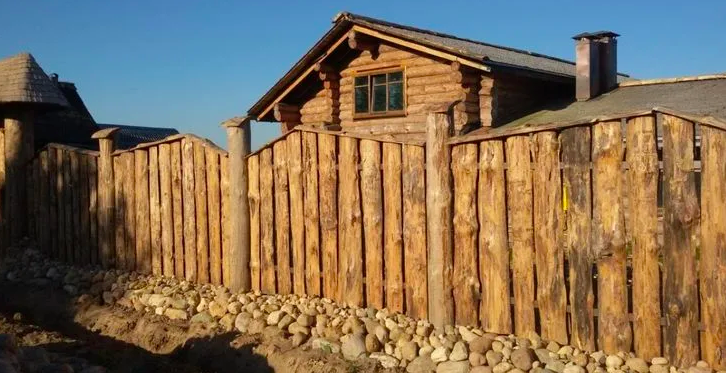 Тайны жителей дома за высоким забором