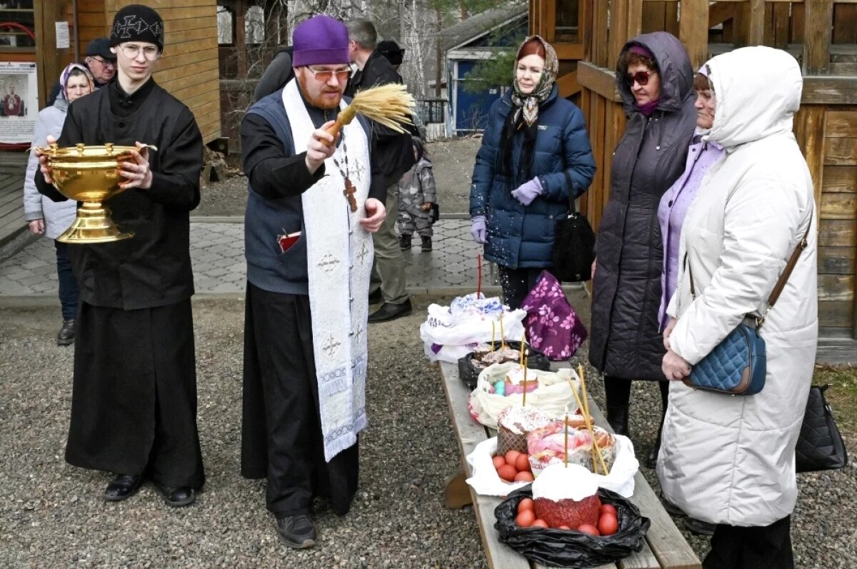    Атрибутами Пасхи стали кулич — он символизирует тело Христово, кагор — символизирует кровь Христову и вареные крашенные яйца — символ возрождения, вечной жизни