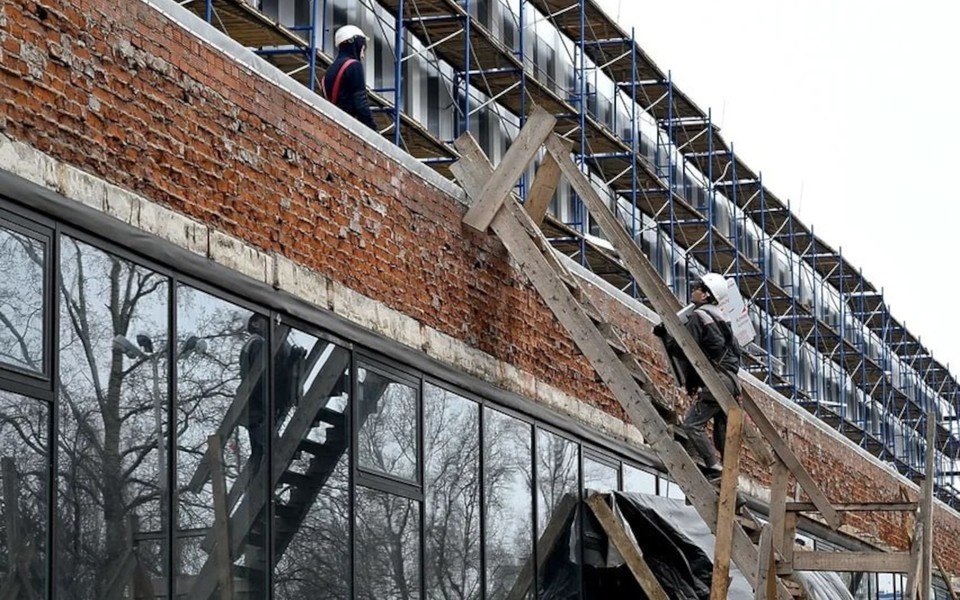    На объекте ежедневно трудятся около 100 рабочих. Фото: пресс-служба Главы и Правительства Удмуртии