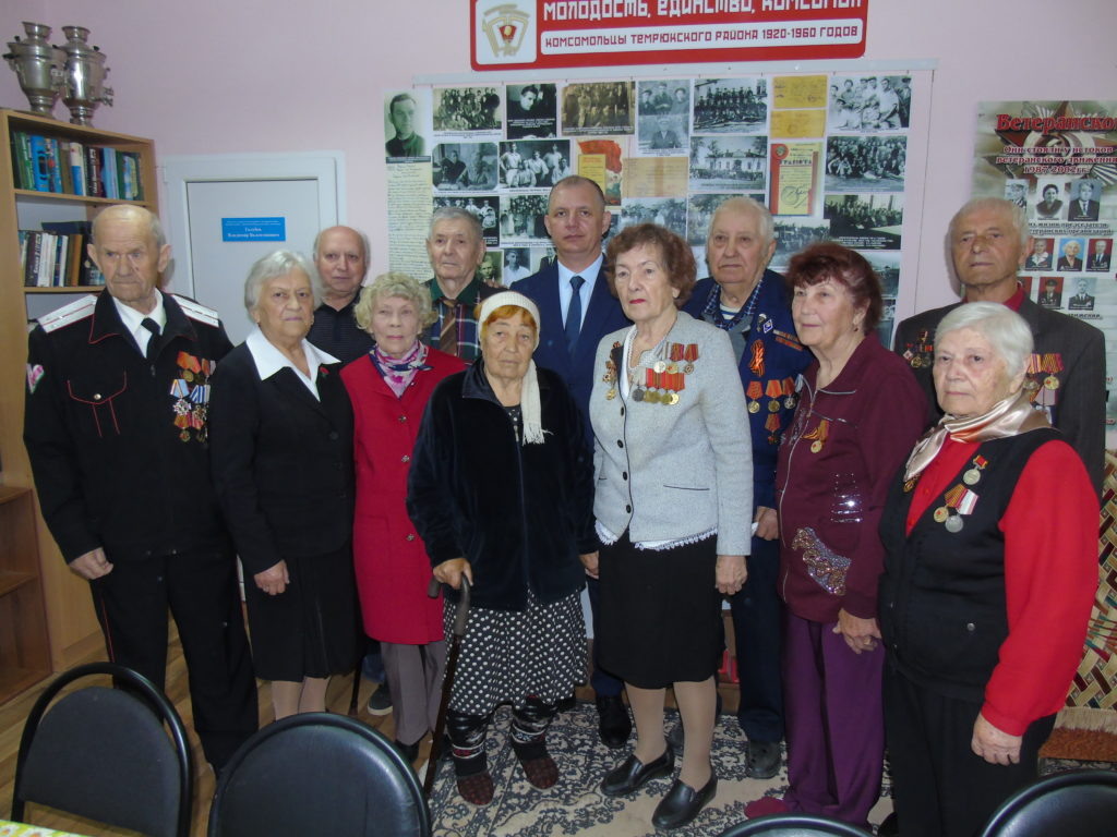    Активисты районной организации малолетних узников с главой Темрюкского городского поселения Владимиром Сидоровым.