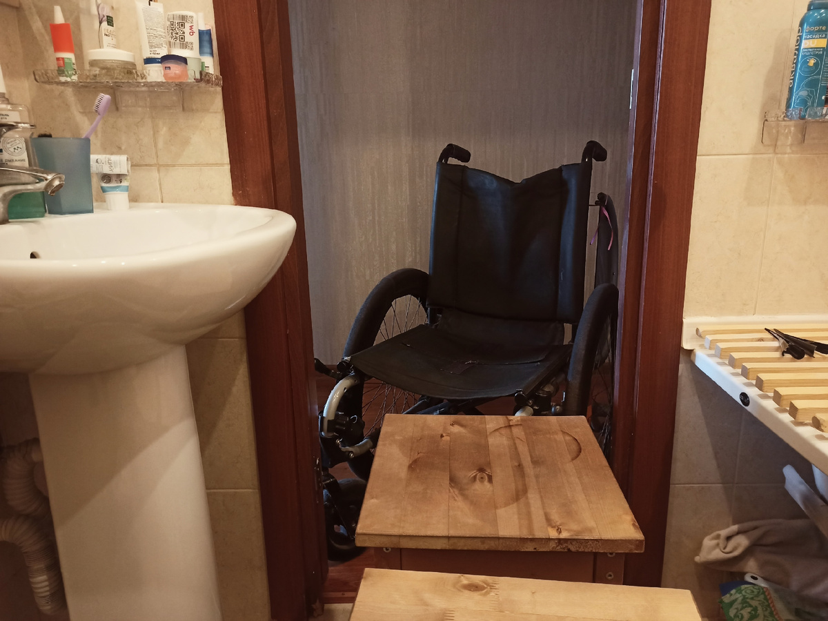 Оставляю коляску у двери. А дальше передвигаюсь ползком по табуреткам.