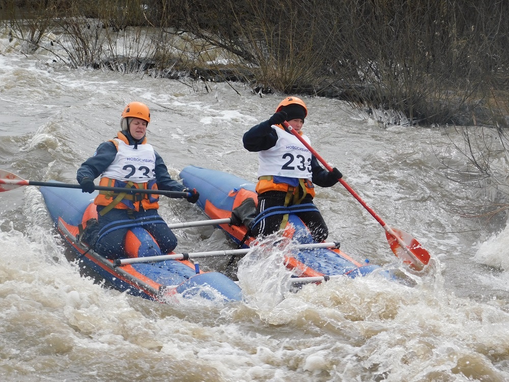   Проходят порог Топор. Фото Анны Зубаревой