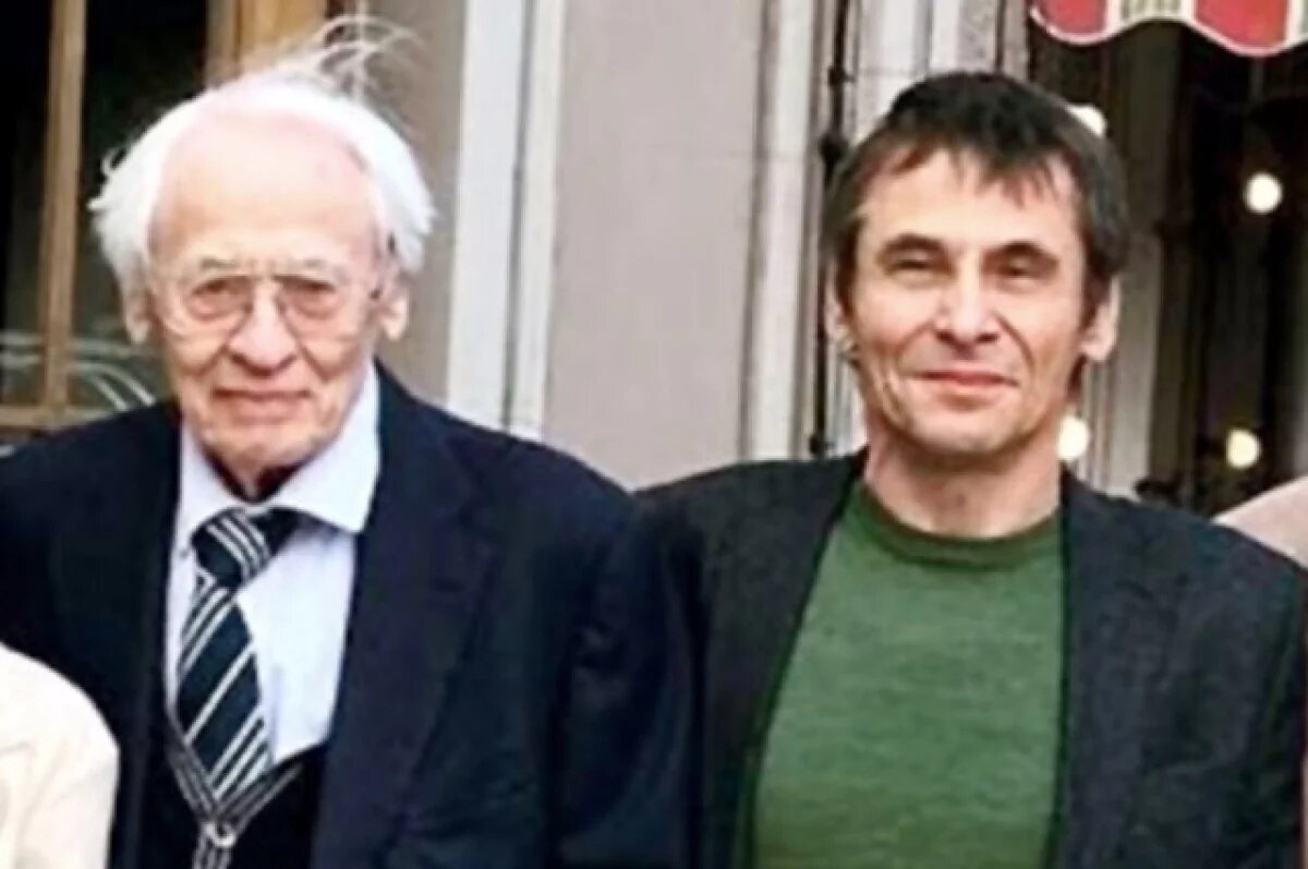    Владимир Наумов с сыном Алексеем (справа).