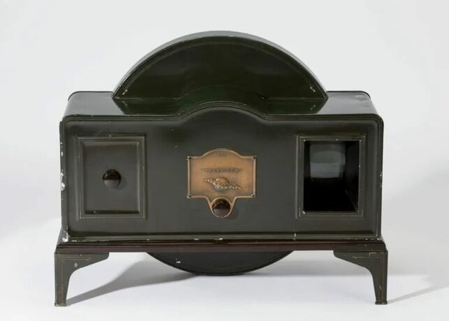 В 1930 году был выпущен Baird TV — бытовой телевизор, разработанный шотландским инженером Джоном Бэрдом. Это устройство стало одним из первых коммерческих механических телевизоров