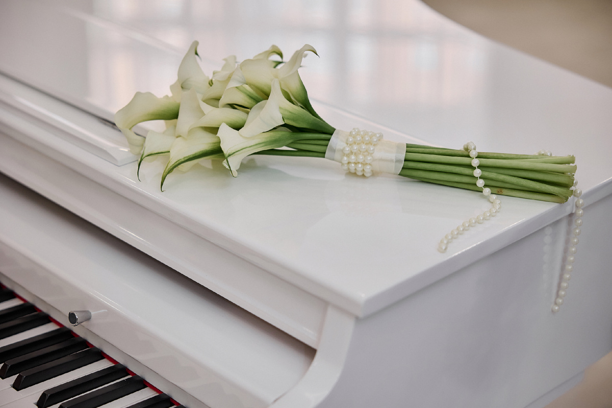 Букет невесты на белом рояле таганского ЗАГСа. Фотограф Марина Арт