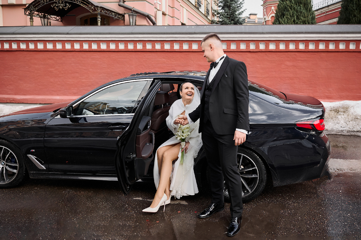 Машина молодоженов у входа в Таганский ЗАГС. Фотограф Марина Арт