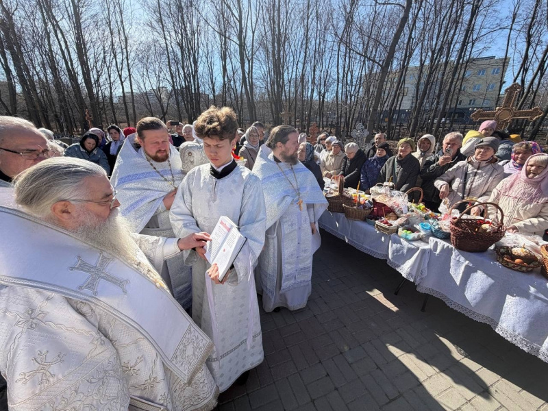     Митрополит Константин в Великую субботу освятил пасхальную снедь в ПетрозаводскеПравославие в Карелии / ВК