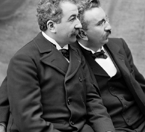 17 февраля 1896 года жители города Лион, фабриканты фотографических принадлежностей Огюст и Луи Люмьер решили расположить к себе Россию с
