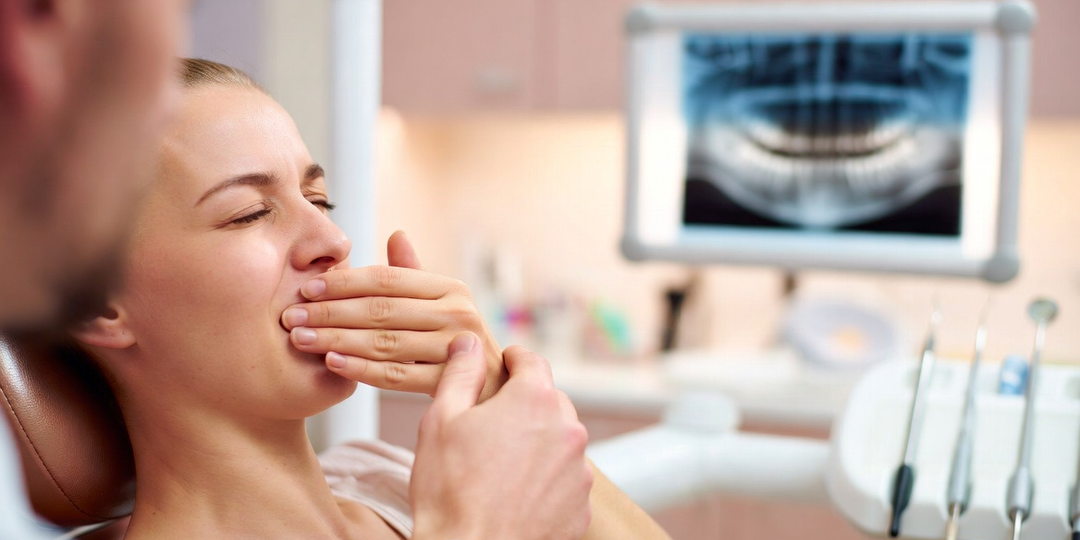 «Зуб орёт благим матом»: что делать, если вдруг заболел зуб — полная инструкция от тех, кто спасает улыбки каждый день