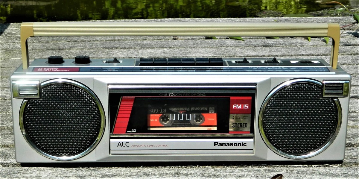 Эти устройства отличались от бобинных магнитофонов компактностью и удобством использования. Кассеты с магнитной лентой внутри позволяли легко менять записи, не требуя ручной заправки ленты. В 1970–1990-е годы появились как стационарные, так и портативные модели, а также двухкассетные устройства, которые позволяли копировать записи с одной кассеты на другую. 