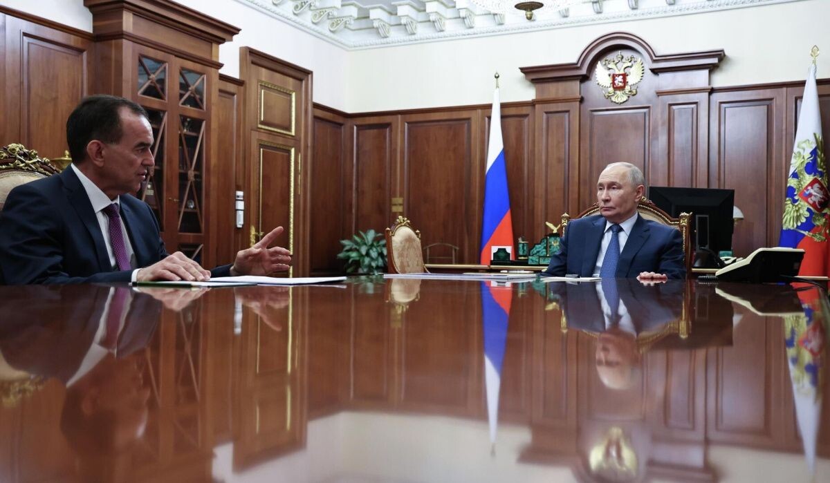     Президент Владимир Путин и губернатор Краснодарского края Вениамин Кондратьев. Источник: kremlin.ru Автор фото: Пресс-служба Президента РФ