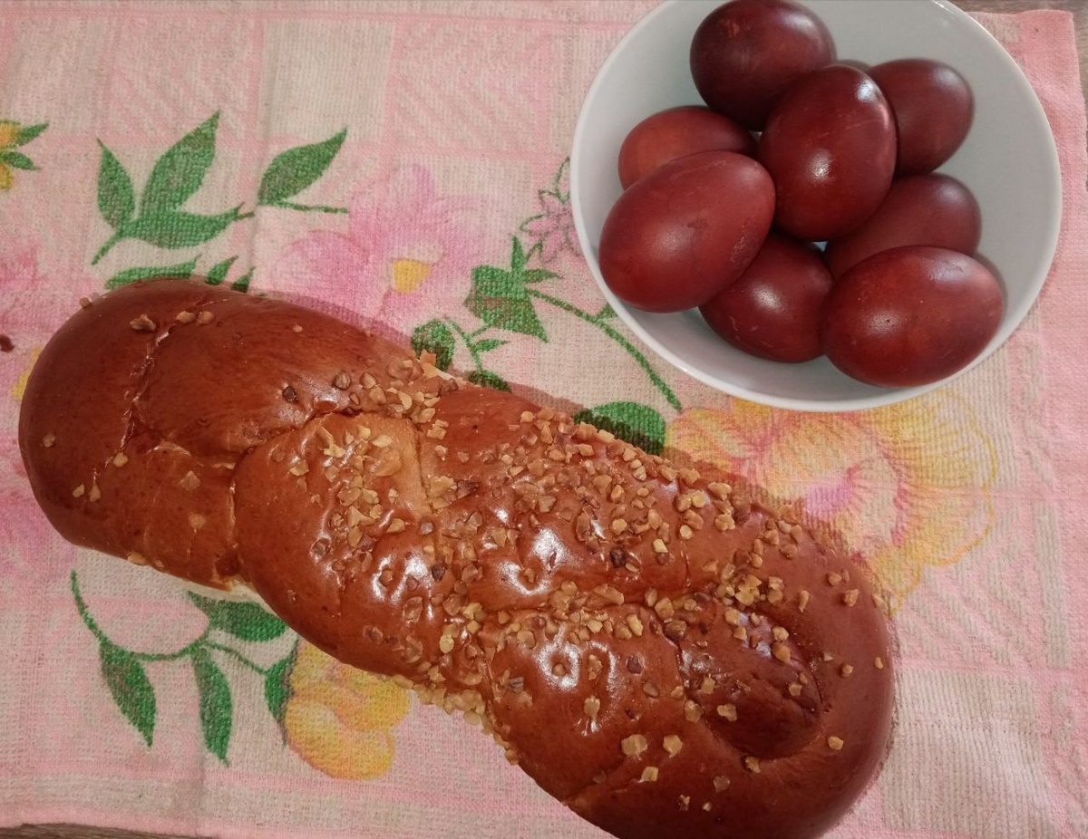 Цуреки и крашеные луковой шелухой яйца (все фото автора)