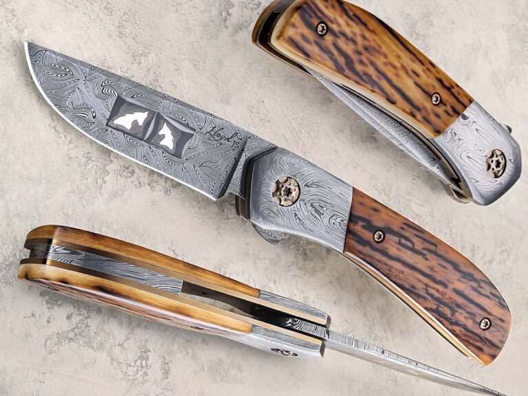 Osprey от Lloyd Custom Knives — складной нож с лезвием 3,5 дюйма из дамасской стали «Coat of Arms». Имеет титановую раму, мозаичные накладки из дамасской стали и накладки из кости.
