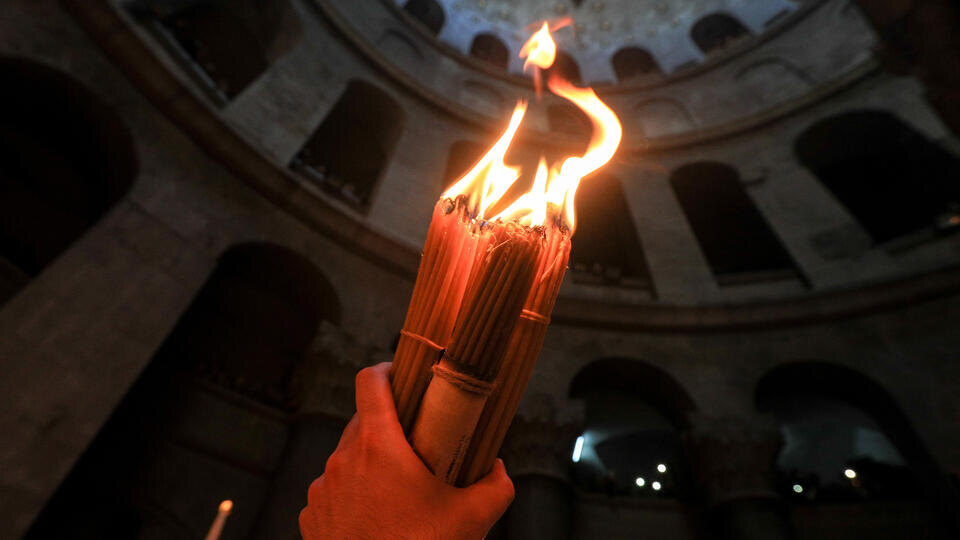 Благодатный огонь сошел в храме Гроба Господня в Иерусалиме