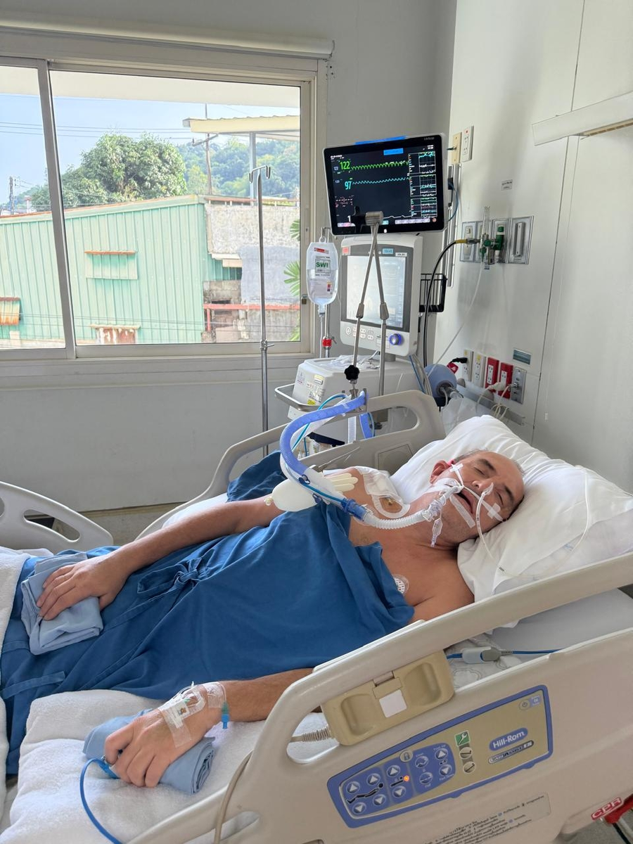 Палата реанимация станет  домом на целый месяц. 